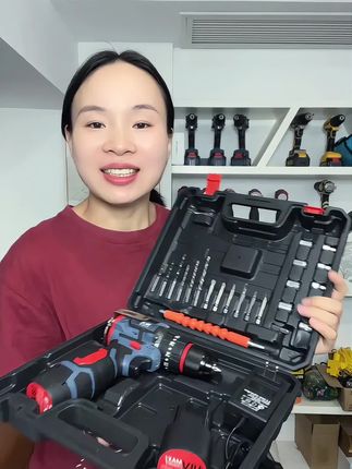源头厂家直供纯铜无刷小钢炮 ,150牛米大扭力,2000转的高转速,动力强劲,混凝土墙面钻孔拧螺丝又快又轻松,带有其拧、平、钻、冲击三种模式,根据不同的使用需求,快速切换20档扭矩大小,精准控制扭力#电钻 #小钢炮 #高性能实用工具 #五金工具 #在抖音入手的好东西