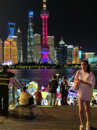 这里是上海的北外滩 很多游客都不知道这个地方 如果你来了上海 可以来这里逛逛#北外滩夜景 #感受一下魔都繁华的夜景 #感受纸醉金迷的上海 #寻找中国最美城市 #上海