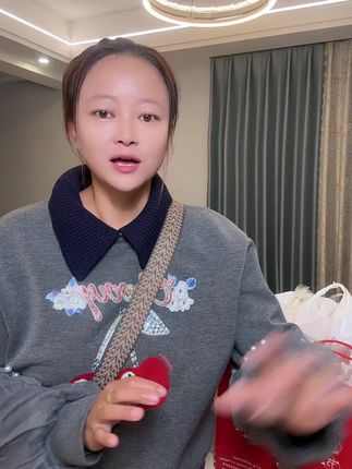 找上门女婿,我真的活得很累 回家看看是什么事情,紧致面霜真的很好用,我们用了几年了秋冬买的护肤的就用它一瓶搞定,很多瓶水乳霜都不用了,直接用面霜就可以了,紧致体谅补水保湿非常好,