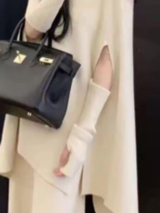 秋冬时尚设计感高端欧货慵懒风高级感蝙蝠衫上衣+袖套+直筒裤三件#高端三件套 #慵懒风穿搭 #直筒裤套装 #斗篷上衣 #套装穿搭