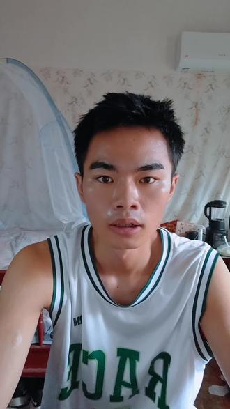 小宇宙播客输出 是什么:灾难化想象指的是,你的大脑在面对不确定和未知性的悬而未决的东西的时候,往往往最坏的方面去想
为什么我们会产生灾难化想象
1.进化保护
2.人类的负面偏好,倾向于关注那些少的 最坏的东西
3.一件坏事 往往有很多好事来冲淡
4.你的大脑分不清想象中的危险和现实的危险,并倾向于一种最坏的危险来保护你
怎样来克服自己的焦虑以及灾难化想象
1.三步填空法,好的结果是什么,坏的结果是什么?大不了最坏的结果是什么?大不了怎么办
2.分清楚自己能控制的和自己无法控制的
3.灾难化的想象检验,写出最坏的结果,然后看它是否真的发生#输出 #情感#表达力 #说话