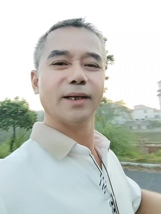 一个人走在早晨的道路上。人人都说我是健康的人。有谁知道我是怎样走过来的?也不知道这条路要走多久。