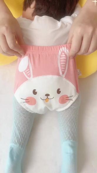 天气暖和了,担心宝宝一天到晚穿尿不湿捂得慌,我就给它安排了这个训练裤,它是从尿不湿到小内裤的一个过渡。训练裤很薄很透气,裆部里面是一层棉纱,吸水性很好,外表也做了防水层,尿了也不怕弄湿裤子。白天想给宝宝屁屁透气的,可以安排上了。#抖音小助手dou上热门 #创作灵感 #萌娃必备