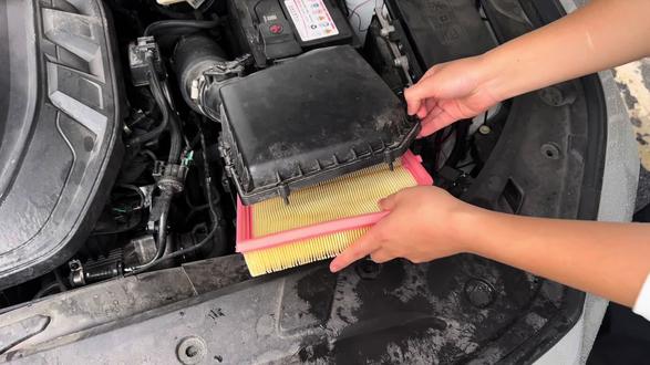任何车型保养前,可以提前自己动手换个空气滤芯和空调滤芯,轻松省下两百块,安装非常简单,保姆级教程。#空调滤芯更换教程 #空气滤芯 #每天一个用车知识