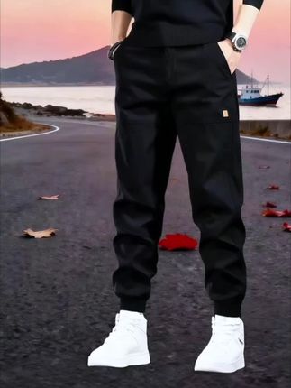 美式工装裤一穿,痞帅炸街。上周被兄弟笑穿搭土,这周靠这条工装裤逆袭了。秋季新上的美式重磅款,宽松哈伦版型藏肉又显腿直,大码身材也能轻松驾驭。束脚设计利落不拖沓,配卫衣、搭夹克都有那股潮劲儿,出门喝咖啡被问了三次链接。面料扎实还舒服,秋风里走起来裤脚带风,痞帅感直接拉满,再也不用愁换季穿什么了!#男生穿搭#休闲工装裤#痞帅风#大码男裤#美式潮牌