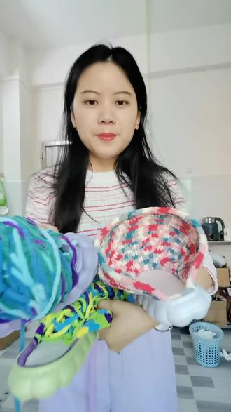 一个网友一次性订了三个。这两天有的忙了 大家期待一下成品效果吧#真实生活分享计划 #纯手工编织拖鞋 #我的手工作品 #帽牌鞋 #织女