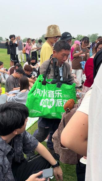 卖水哥又到了 周五在薛之谦演唱会,周天就跑来扬州了?!太迅速了!!!!#卖水哥