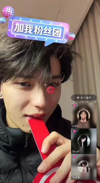 @煮雨波 昨天真的非常的激动,还很紧张,忘了录屏这个录屏还是从别的主播那里要到的,真的真的很幸运, 当时脑袋里想的土味情话全忘了,老师太调皮了,趁我不备又亲了一下