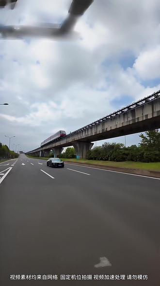 再快的车也追不回要走的人 前辈追高铁 CT5:我追磁浮#凯迪拉克CT5 #凯迪拉克