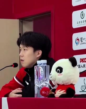 莎莎还摔了凳子。莎莎:王大头,你再这么说自己,我就替你说。