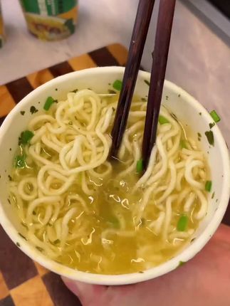 人呐!没有谁配不上谁两块钱一包的盐,可以配上 万一桌的菜但上万的菜没有盐,也是淡然无味 #去珍惜那个很忙却为你有空的人#好好爱自己把期待降低把依赖变少#加油亲爱的自己
