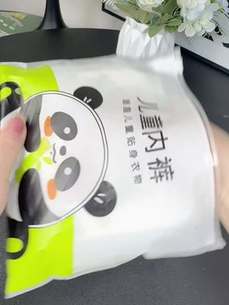 小朋友的内裤记得三个月就要换一次,不能穿太久。这个棉质的小底裤,穿上不会闷,很清爽,弹力大,不夹小屁屁,孩子运动起来也无束缚。#高品质童装#面料柔软舒适#超便宜超划算#内裤#显瘦穿搭