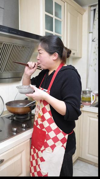 年初二吃饺子,汤圆。今天咱来做个包着硬币的汤圆#硬币汤圆 #年初二 #春节里的传统文化含量拉满了 #马年 #烹饪技巧