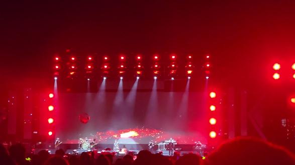 欢迎阿木跟隽逸来到家乡给大家唱歌!