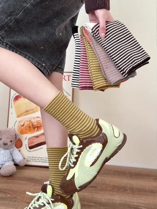 这袜子把撞色松弛感整明白啦#简约复古设计 随性一穿就是松弛文艺自带韩感#早秋新潮季 #棉袜才是好袜子 #女袜秋冬 #显瘦显高显腿长