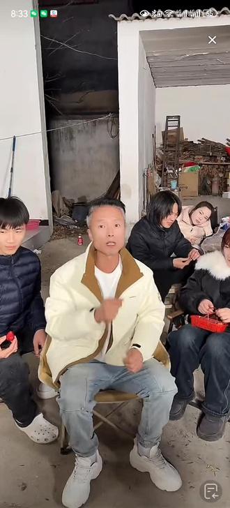 张保家是洋洋的爸爸,这不来接洋洋回家嘛,如愿了吗?一家人到底谁才需要改造,谁又是正常的呢?每个人背后都有故事,又🈶多少是不为人知的呢?想知道故事的来龙去脉,抖音搜索“贺哥”,每天晚上7点直播。