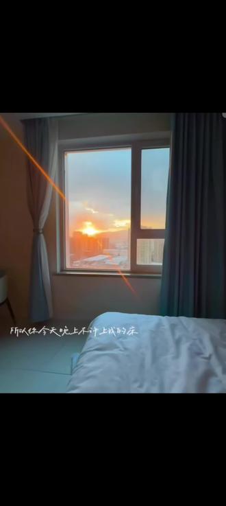 段嘉衍缓缓睁眼,白皙的胳膊伸向床头柜,他还没适应灯光,不自觉地眯了眯眼,看着手机上的时间
星期五,11:41。
手机又被放了回去,路星辞不在家,并且非常熟练地帮他请好了假。
“嘶。”段嘉衍坐起来,身后某个不可言说的地方发出抗议。
“不愧是路狗……”
就在这时,他听到了熊仔仔“喵”了一声。
路星辞回来了?
许是心有灵犀,路星辞推开客房门,“刚醒吗?”
看到段嘉衍光着上半身呆呆地坐在那,路星辞眸色暗了暗。
他走上前拿被子裹住段嘉衍,“怎么了,像熊仔一样。”
熊仔在客厅里听到呼喊,懒懒地满“回应,“喵”。
“我做了个梦。”段嘉衍回过神刻意忽视那处的酸胀,看向路星辞,示意他接过话题。
路星辞觉得可爱,他“嗯”了一声,“什么梦?”
“我梦到,有个omega要你的联系方式,你同意了。”
路星辞挑了挑眉,哄着眼前这个要炸毛的omega,“还有这事?那你要怎么处置我?”
正中段嘉衍心意,他一本正经地看着路星辞说,“所以你今天晚上不许上我的床。”
路星辞知道是因为昨天把人欺负地太狠了,也不介意,反正最终两个人一定会躺在同一张床上,“好的,阿也。”
段嘉衍满意了,本着身体不舒服,能不动就不动的原理,开始使唤路星辞。
“帮我拿一下衣服呗,路哥。”
路星辞去主卧拿了衣服递给段嘉衍。
然后两个人又开始大眼瞪小眼。
段嘉衍面无表情,“我要穿衣了。”
路星辞挑了挑眉,还是背过身去了。
等身后窸窸窣窣的声音停下,他才转过身,“走吧,去吃点东西。”
“下午不去公司了?我给你请了一天的假。”
感受到屁股下面的软垫,段嘉衍很有面子地“嗯”了一下。
路星辞心情很好地笑出声。
于是,吃过午饭,路星辞又回了公司,段嘉衍在线上处理完工作,就开始撸猫,玩手机,看电视,等待路星辞下班。
到了睡觉的时候,段嘉衍义正言辞地拒绝了路星辞同床的邀请。
却在一小时躺在床上一小时仍未入眠后灰溜溜地打开房门。
门外是路星辞,看到他,路星辞伸开了双臂。
段嘉衍主动凑了过去。
被路星辞抱回主卧,躺在床上,感受着身后的温度,嗅着空气中的青柠香,舒服地眯了眯眼,不一会便进入了梦乡。
路星辞从身后环着他,看着怀里的omega,无声地笑了笑,轻吻了一下段嘉衍的后颈,也睡了过去。
只有孤独地蹲在主卧门口的熊仔无力地“喵”。
今天又是进入主卧失败的一天呢。
#我喜欢你的信息素 #星衍 #路星辞段嘉衍 #同人文 #ooc致歉