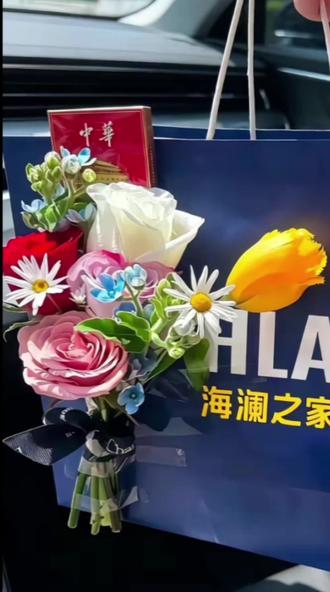 💐这搭配绝了!鲜花配华子,海澜之家袋子秒变时尚单品✨生活仪式感拉满~
