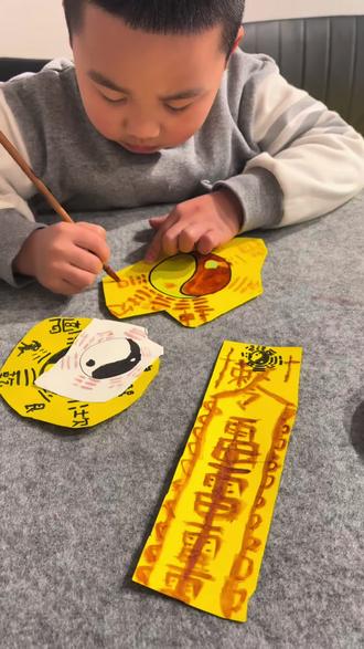 别人画奥特曼,五岁胖丁直接画‘镇宅三件套’,孟婆汤忘了喝了吧😂每次来找我都是要叫我陪他画这种,静静的可以画个两小时😱#人类幼崽迷惑行为大赏 #人类幼崽 #幼儿手工