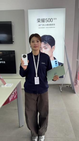 你的办公效率是不是总被设备切换耽误?🤔 V6手机+平板互联办公,让你体验前所未有的流畅!评论区告诉我,你最喜欢哪个功能?#办公黑科技 #荣耀MagicV6#平板生产力#最好用折叠屏