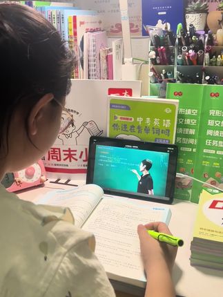 初中孩子英语学不好,大部分是英语语法不会用,你别以为这本《不就是中考,英语语法吗》仅仅是一本书! 妈妈们,它有配套的视频课,晓艳老师生动的讲解,让学语法不再枯燥无味,在轻松愉快的氛围中就把英语语法给学会了。而且还有知识拓展跟中考知识训练,手机、平板、电脑都能看视频课,暑假让孩子跟着学起来吧!初一、初二、初三全国通用!#中考英语#中考单词#初中单词#初中英语#学霸秘籍