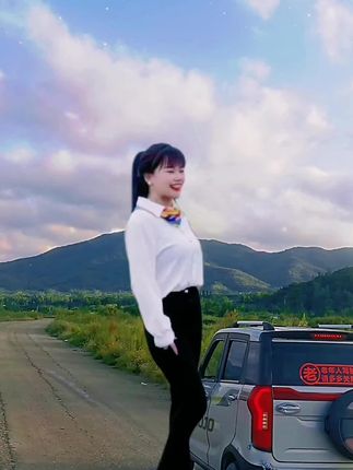 家门口的美景:#乡村田野 #你们喜欢吗 ?这里是:泰山脚下岱岳区,黄前水库附近的库区景色。群山环抱中的“风水宝地”——山水黄前。蓝天白云绿草地,开发八年到如今。#看过来 #请您欣赏 。
