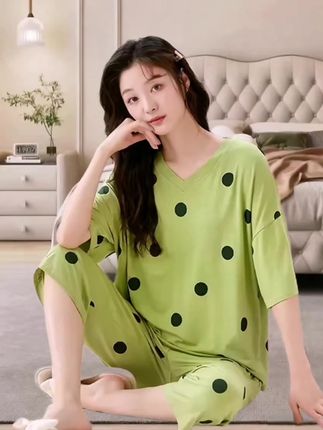 亲爱的姐妹们,夏天到啦,快来试试这款超舒服的莫代尔睡衣女套装呀💕 它就像夏天里的一阵清风,轻轻柔柔的,特别舒服。莫代尔的面料凉凉的,贴在身上感觉每个毛孔都在呼吸,夏天再热也不怕啦。而且是加大加肥的哦,不管你是瘦瘦的小仙女,还是有点肉肉的可爱女孩,都能穿得超级舒服,就像被一个温暖的怀抱包围着。 短袖七分裤的款式,在家里活动可方便啦,追剧、看书、做瑜伽,怎么自在怎么来。穿着它,感觉整个夏天都变得甜甜的,心情也会变好呢。有了它,夏天的夜晚一定能睡得更香更甜,赶快把它带回家,让它陪你度过一个美好的夏天吧。#面料舒适透气 #家居服套装 #在家也要美美哒 #舒适睡衣 #睡衣套装