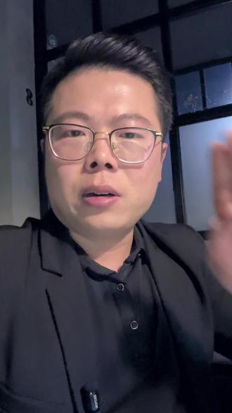 斑马线上跳舞博流量,这是嫌命太长吗?#随拍 #监控下的一幕 #热点 #真实事件 #上热搜