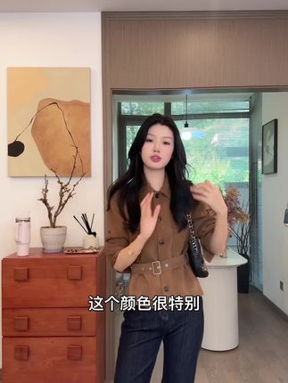 甜酷女孩的早秋出街神器来啦!这件驼色外套的复古设计与腰带结合,系带穿显瘦优雅,敞开穿随性不羁。搭配牛仔裤和短靴,瞬间打造“甜中带酷”的街头感。一件外套多种风格,让你成为秋日街头最亮眼的焦点。 :#甜酷风穿搭 #复古街头风 #街拍时尚穿搭视频 #洋气减龄 #显瘦穿搭