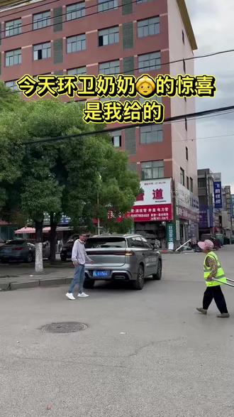 攒了两个月的瓶子和纸盒,换环卫奶奶👵一整天的开心#关爱底层劳动者 #马路上的名场面
