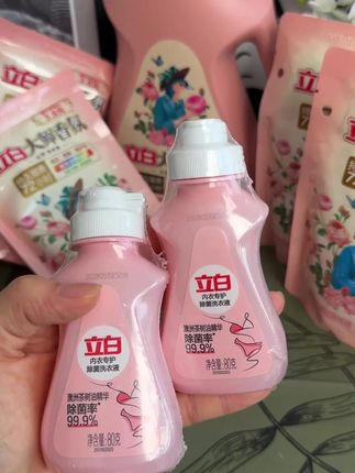 立白大师香氛洗衣液,持久留香,护色出色,家庭必备洗衣液#立白洗衣液 #香氛魅力 #留香长久 #色彩呵护 #家居必备