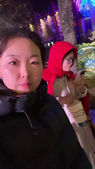 大年初二夜晚十点的万岁山依旧人山人海