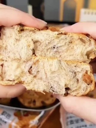 自律期吃腻了全麦面包,可以试试这个杂粮坚果包,真的太好吃了!它没有添加面粉和蔗糖,主要配料就是各种粗粮,里面还添加了南瓜子仁、核桃仁、巴旦木仁和蔓越莓干。吃起来特别松软,饱腹感也很强,当做主食或代餐都可以,好吃又营养,你们一定要试试!#太好吃了 #追剧小零食 #抖音美食推荐官