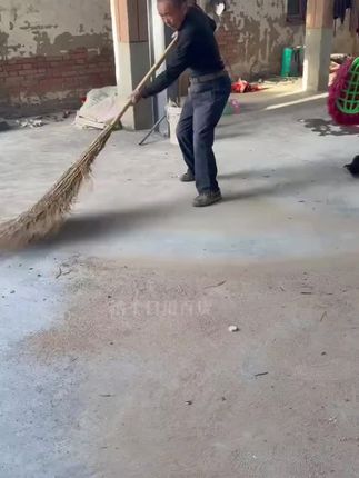 终于找到这款大扫把,它比普通扫把清理面积大,扫把毛紧密,不易脱落,#传统手艺 #省时省力 #纯手工打造 #大扫把 轻便耐用!扫地更快更干净