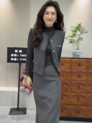 这套小香风套装真的太美了,姐妹们一定要入手!它采用的是精选优质面料制作而成,穿上后不仅舒适还非常好看,并且它的设计很有特色,可以很好的修饰身材比例,让你看起来更高挑。这么好看的女装,赶紧点击下方链接购买吧!我们还有更多惊喜等着你哦!