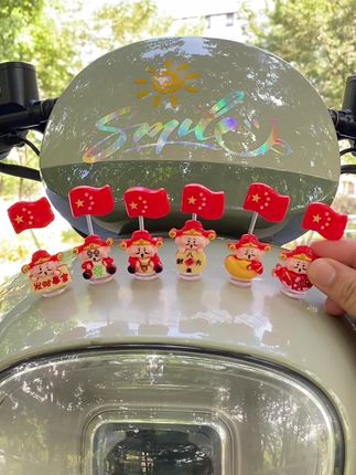 如果信仰有颜色 那一定是中国红 国庆节快到了,红旗小摆件赶紧安排起来,放在车里家里办公室都合适#创意摆件#车载摆件#国庆
