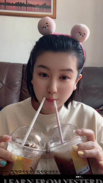自费尝鲜瑞幸特调 ¥13.9一杯,绯色月光可以家酒精版多加2元,这价格的特调还要什么自行车。
可可维也纳:🌟巴客冰摩卡的味道
绯色月光(酒精版):葡萄汁+咖啡+酒+奶泡,不甜腻,小甜饮料的味道。总体不踩雷!
#满级吃商通关赛 #瑞幸咖啡 #特调咖啡 #咖啡