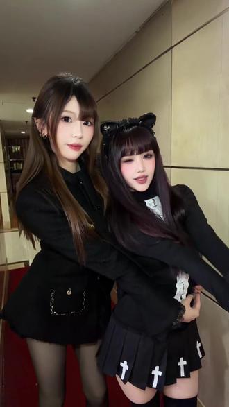 老婆 我在法国排队老是有人挤我 #闺蜜 #ootd