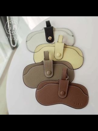 姐妹们,我最近发现了一个超实用的眼镜收纳包,它是这种皮质的,摸起来软软的,很舒服,而且还是大品牌与西家的,品质有保障。像我们平时出门摘下来的眼镜,就可以放进这个小包里,然后挂在包包上,这样就不用担心会刮花或者找不到了,真的是又方便又好看!#眼镜包 #好物 #眼镜包推荐 #家用好物 #收纳