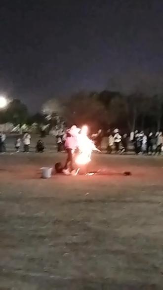 麻城滨江公园打铁花迎新年