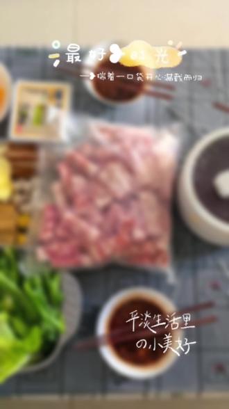 #家常便饭最好吃 #饲养员 如果你的孩子每天都问你吃什么,中午吃什么,晚上吃什么,明天吃什么……那他一定是一个幸福的孩子,你们也一定是合格的父母,很幸运我娃就是这个整天把吃什么挂在嘴上的娃,不管做什么饭,不管成功失败都是捧场王,作为一个陪读妈妈,早晨六点多厨房准时开火,锅碗瓢盆悄悄的发生碰撞,不敢吵醒熟睡的娃,就为了让他能多睡那十几分钟,还要按时吃上热乎乎的早饭,所以妈妈就是一个超人,时间控制能力在这几年迅速变强,还要有一个稳定的情绪,有自我治愈的本领,否则无法日复一日重复着一件事,有人说我把孩子惯的以后不独立,其实想想就能明白,现在就是我该惯着他的年纪,几年以后走向社会,之后的几十年,有谁还能惯着他呢?所以珍惜当下他可以在妈妈身边时光吧。