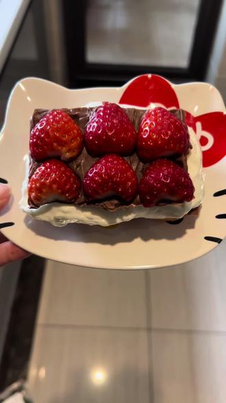 Kitty的厨房日记之草莓🍓巧克力🍫夹酸奶@DOU+小助手 #草莓巧克力夹酸奶 #草莓🍓 #美食