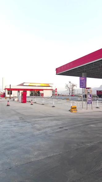 #厉害了我的车 我们这么大的中国,能源命脉竟然被一个小小的霍尔木斯港口控制着。卡塔尔停产了,中国的三桶油股票连续两天都涨停了,说长就长,长的特别猛。