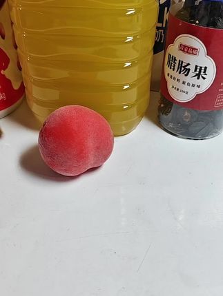 来自云南山野的腊肠果,挂在枝头像一串串小腊肠,胖乎乎的超可爱~阳光雨露滋养,自然生长不催熟,每颗都带着山野的清新。 别看它长得像腊肠,泡水泡茶喝起来清清爽爽。每天来几片,温水泡一泡,喝着舒服又安心。这个是纯果肉,也可干吃~#腊肠果 #多喝水 #云南腊肠果 #上热门🔥 #腊肠果正确泡水喝的视频