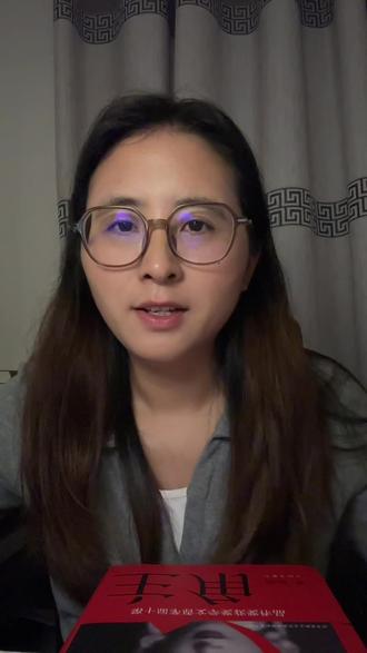 《主角》原著里只有一双鞋,电视剧却让她变成活生生的人 忆秦娥穿着白回力鞋离开大山,那双鞋是她心里的白月光。剧版把她变成了一个温柔的女人。#主角 #原著vs改编 #陈彦 #电视剧 #小白鞋