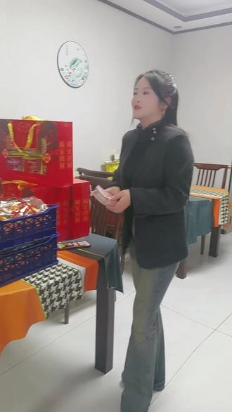 明天就除夕了,再大的公司再有钱的老板,没有人给你干你啥都不是,所以你要对工人好一点,我是个实在人发些现金给大家买自己喜欢吃的东西。给我做事明晚咱继续有红包,正月初三正式营业咱必须安排新年红包##员工福利 #同城餐饮#我你餐饮日常