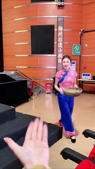 梅州粉红团的灵动日常,你能认出几位?一袭粉韵,一身客风,她们温婉纯粹、自信灵动,尽显客家女性独有的端庄坚韧之美,是客都最动人的文化名片。#梅州啦啦队 #梅州拉拉队 #客家 #梅州 #梅州粉红团