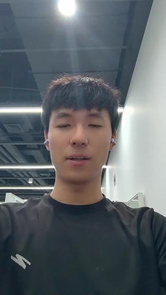 今天给大家聊聊中考最后三道压轴题,教大家怎么快速拿满分。
首先是圆的压轴题,记住“三线一补”。看到直径,就想90度圆周角;看到切线,马上连半径,因为切线和半径垂直;看到弦,就用垂径定理。求角度的时候,优先看看有没有四点共圆,四点共圆的话对角互补,能帮我们倒角度。
然后是二次函数压轴题,口诀是“一找二表三转化”。“一找”就是找定点、对称轴、和坐标轴的交点,这些能帮我们求表达式,判断增减性和最值。“二表”是把线段长、面积用坐标差表示,注意加绝对值保证是正数。“三转化”就是把平行四边形、等腰三角形、直角三角形这些存在性问题,转化为用中点公式、距离公式、勾股定理来列方程解方程。
最后是几何综合压轴题,遇到旋转就想全等或相似,顺便找等腰;遇到相似,看到乘积式就列比例式;遇到最值,将军饮马想对称,造桥选址想平移,圆外一点找最值想三点共线,还有瓜豆原理,把主动点和从动点的关系理清楚。
掌握这些口诀,中考压轴题满分不是梦,大家加油!