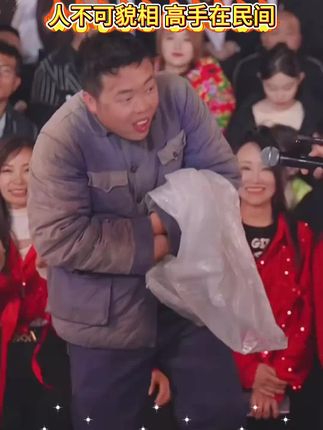 延安搞笑小伙苗子登上木森大舞台,真的太搞笑了,惹得全场爆笑。 #木森  #木森大舞台  #木森大舞台有才你就来  #人气爆棚  #户外直播现场