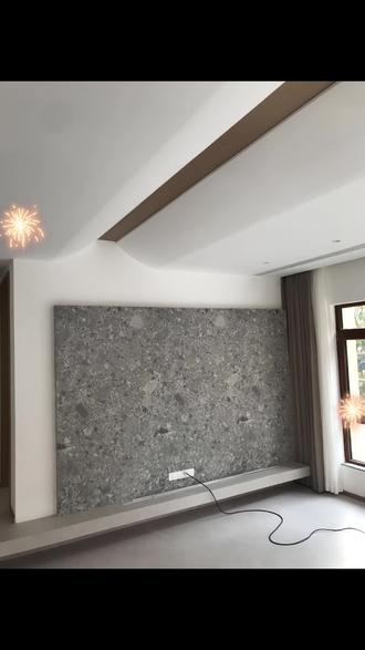 客餐厅悬浮吊顶影音室星空顶 客餐厅悬浮无主灯吊顶,能更好的拉伸空间高度,大空间用模块化分区吊顶,让吊顶有内容,视觉有层次
影音室星空顶,可以用吸音板喷绘星空,也可以在平顶上贴星空壁画加光源,或者直接使用电子集成板制做星空
#星空顶 #影音室 #悬浮吊顶 #郑州装修 #无主灯设计